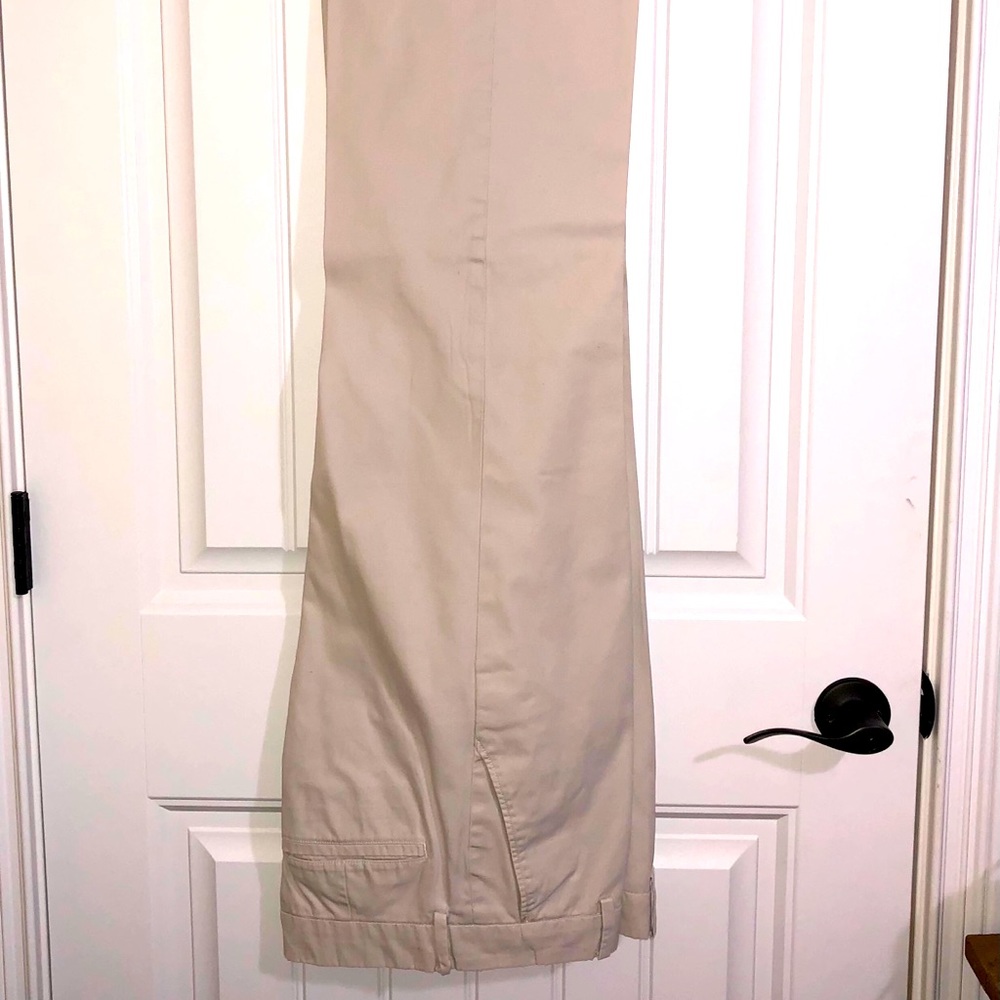 Banana Republic, 33x32, classic khaki/off white color